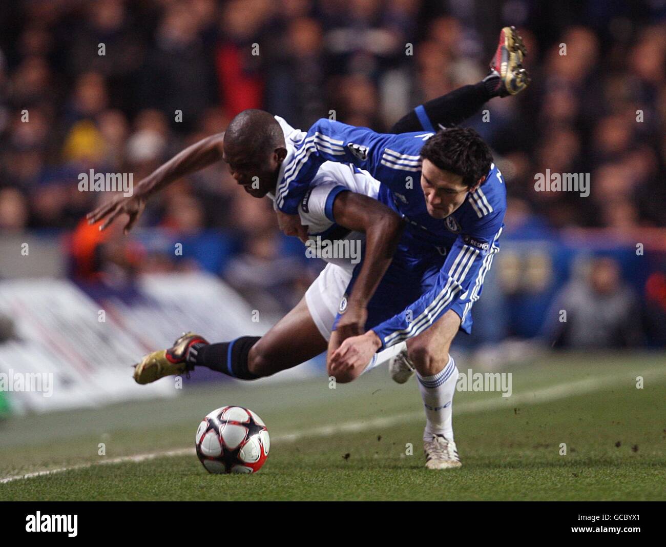 Football - UEFA Champions League - Round of 16 - second Leg - Chelsea v Inter Milan - Stamford Bridge.Youri Zhirkov (à droite), de Chelsea, conteste Samuel ETO'o (à gauche) de l'Inter Milan. Banque D'Images