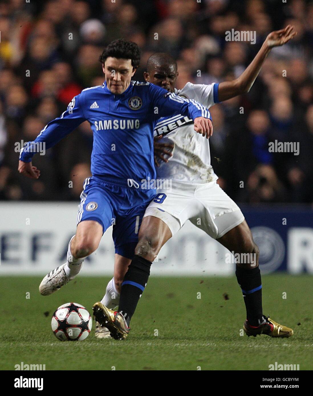 Yuri Zhirkov (à gauche) de Chelsea et Samuel ETO'o (à droite) de l'Inter Milan se battent pour le ballon. Banque D'Images