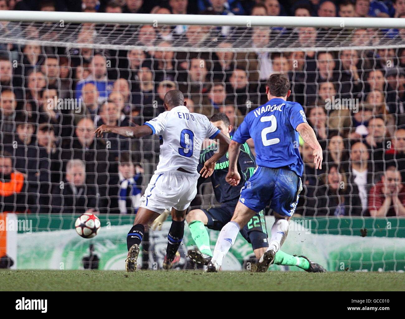 Samuel ETO'o (à gauche) de l'Inter Milan marque le but gagnant. Banque D'Images