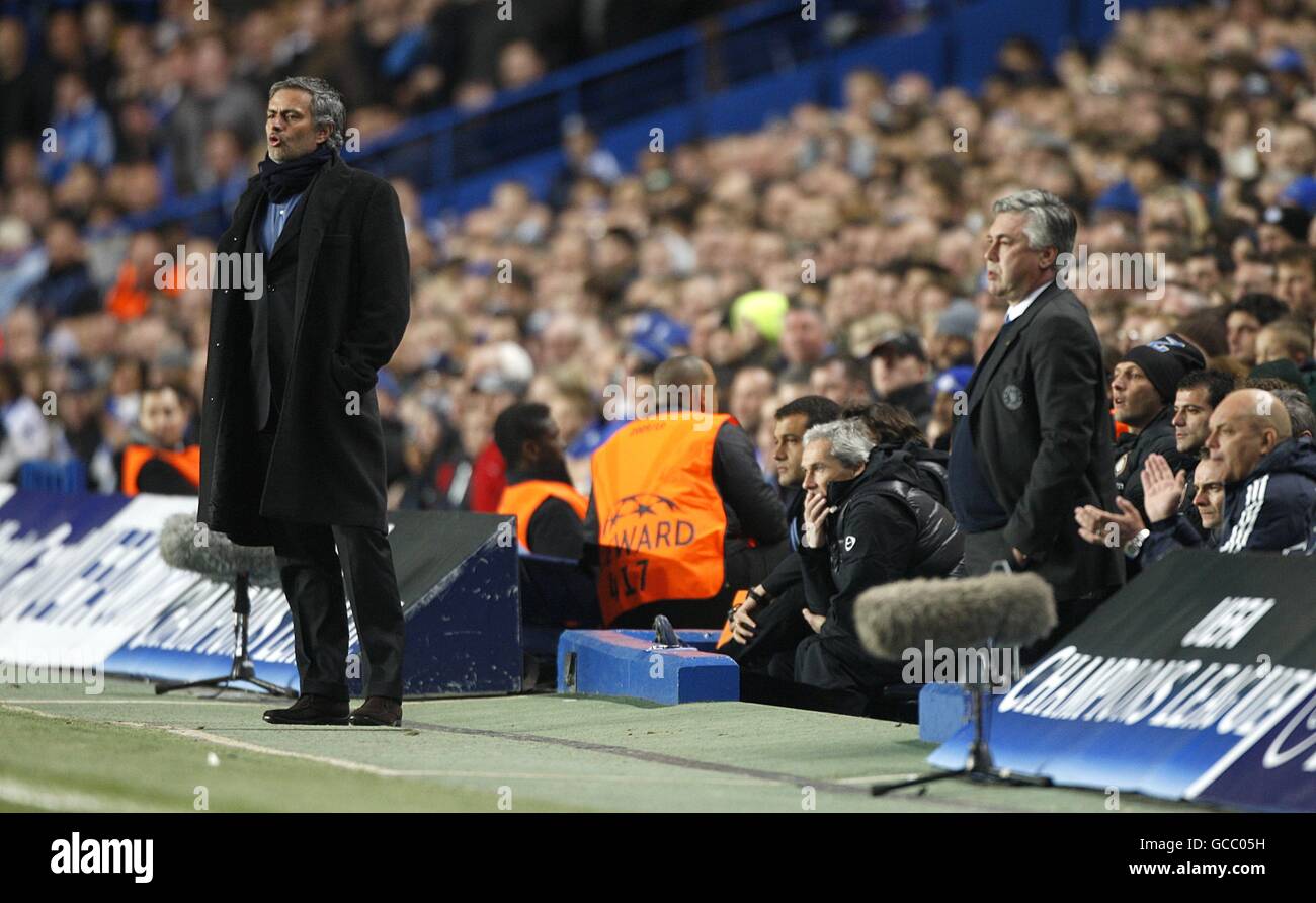 Carlo Ancelotti, directeur de Chelsea (à droite) et Jose, directeur de l'Inter Milan Mourinho sur la ligne de contact Banque D'Images