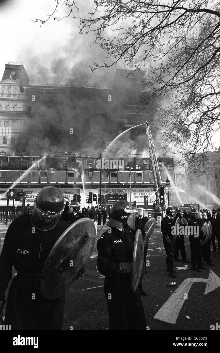 La police a fait des émeutes pendant les violences qui ont éclaté lors des manifestations contre les impôts dans le centre de Londres. Des bâtiments et des voitures ont été endommagés et certains ont été incendiés pendant les pires émeutes que l'on ait vues dans la capitale pendant de nombreuses années. Banque D'Images
