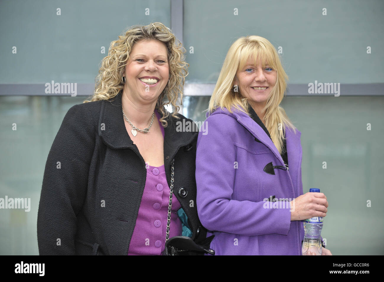 Rita Maria Lomas, 45 ans, (à gauche) et Jane Smith, 45 ans, arrivant au tribunal de Bristol Magistrate accusé d'avoir exécuté un schéma pyramidal illégal de 20 millions. Banque D'Images