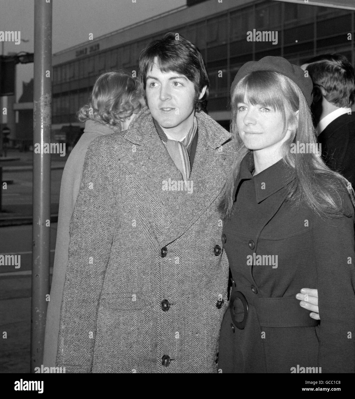 Paul McCartney, des Beatles, avec sa petite amie Jane Asher à l'aéroport de Heathrow quand ils sont partis pour l'Inde. Ils sont en route vers l'académie du Maharishi Mahesh Yogi sur un cours de méditation transcendantale. Banque D'Images