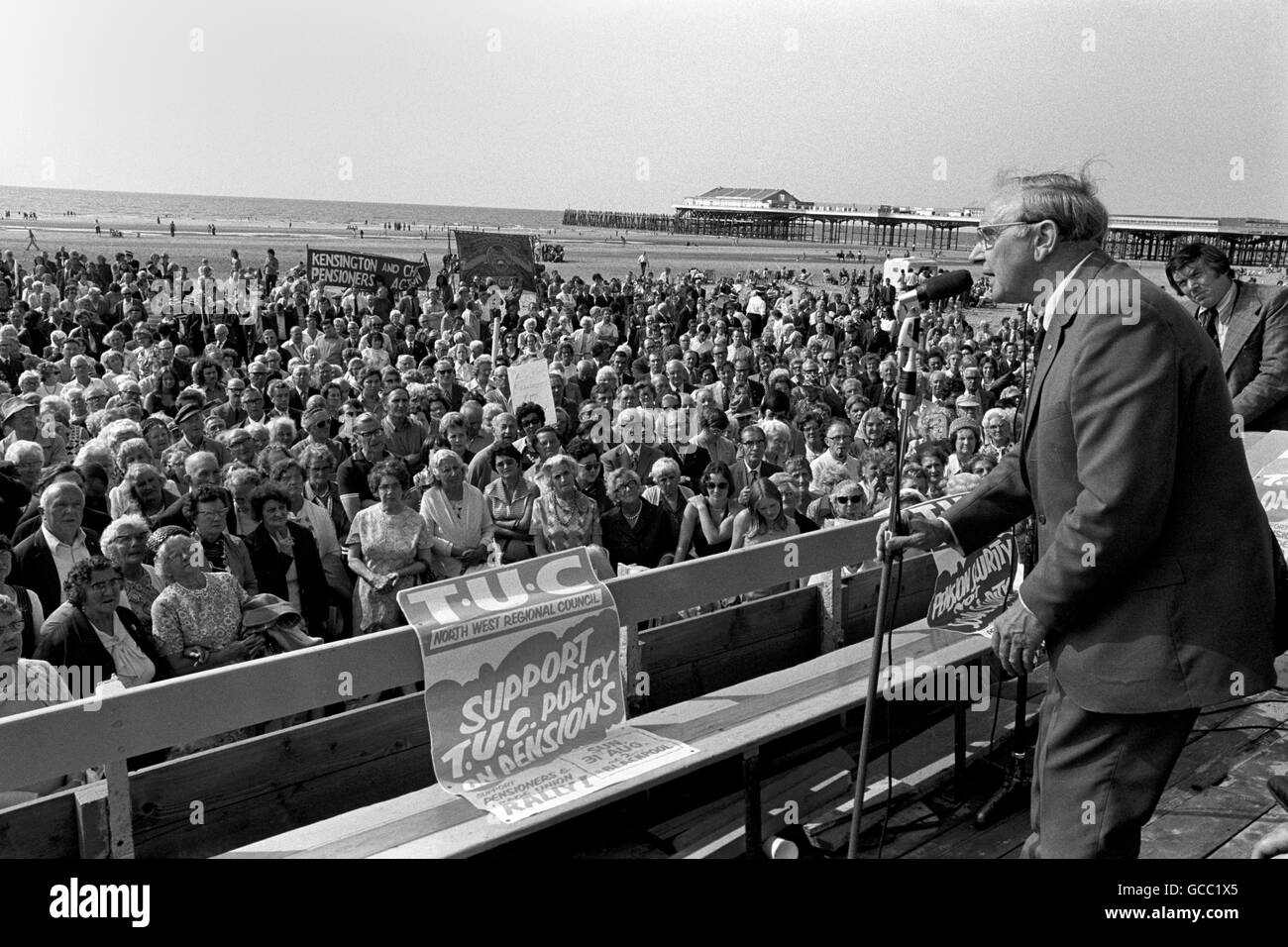 Jack Jones, secrétaire général du Syndicat des transports et des travailleurs généraux, s'adresse à un rassemblement de retraités sur la plage de Blackpool. Banque D'Images