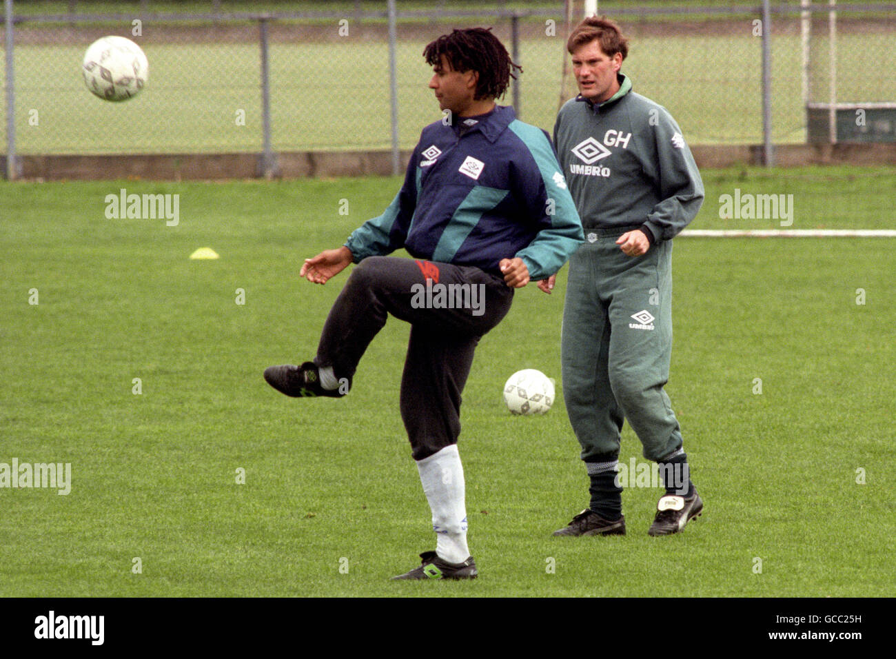 LE PROCHAIN ENTRAÎNEUR DE L'ANGLETERRE, GLENN HODDLE (À DROITE), PENDANT L'ENTRAÎNEMENT À HARLINGTON, MIDDLESEX, AVEC L'INTERNATIONAL HOLLANDAIS RUUD GULLIT, QUI POURRAIT ÉVENTUELLEMENT LE REMPLACER COMME DIRECTEUR DE CHELSEA. Banque D'Images