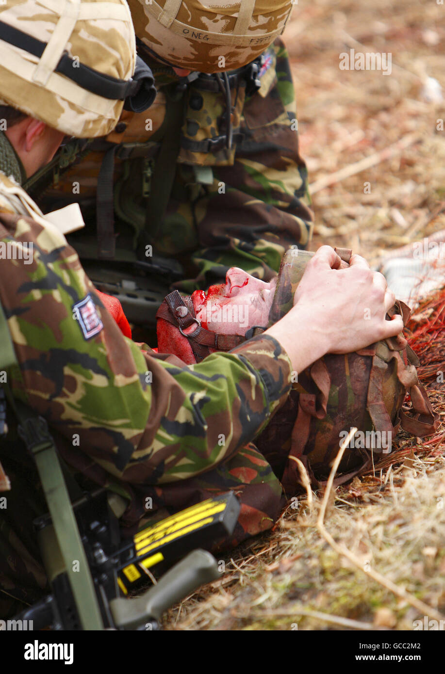 Phil Woodhams d'Amputees en action agit comme une « victime » pour les marins de la Marine royale qui suivent un entraînement de pré-déploiement au camp de Longmoor près de Petersfield dans le Hampshire. Les engins explosifs improvisés constituent la plus grande menace pour les soldats en Afghanistan, causant de graves blessures aux membres. Les stagiaires de Longmoor sont jetés dans des scénarios où les amputés portent des membres prothétiques répliquant une blessure d'un EEI et doivent ensuite offrir une assistance médicale. APPUYEZ SUR ASSOCIATION photo. Date de la photo: Jeudi 18 mars 2010. Les amputés en action prétendent être en mesure de fournir des ambulassiens ambulassiens et des blessés Banque D'Images