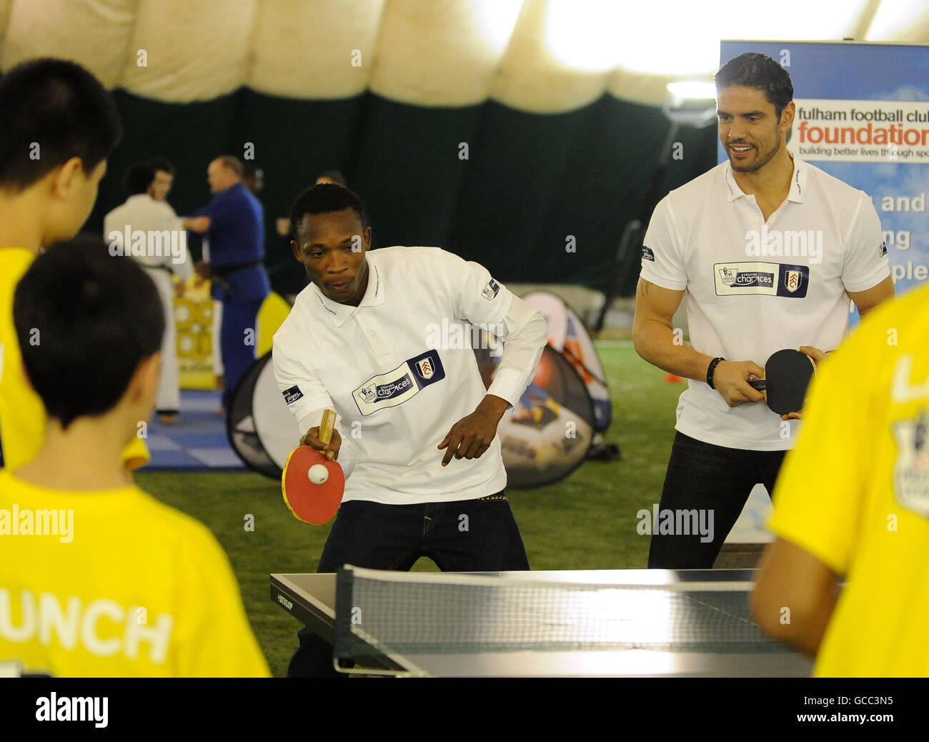 Football - Fulham Community Day - Motspur Park.Pascal Zuberbuhler et John Pantsil jouent au tennis de table Banque D'Images