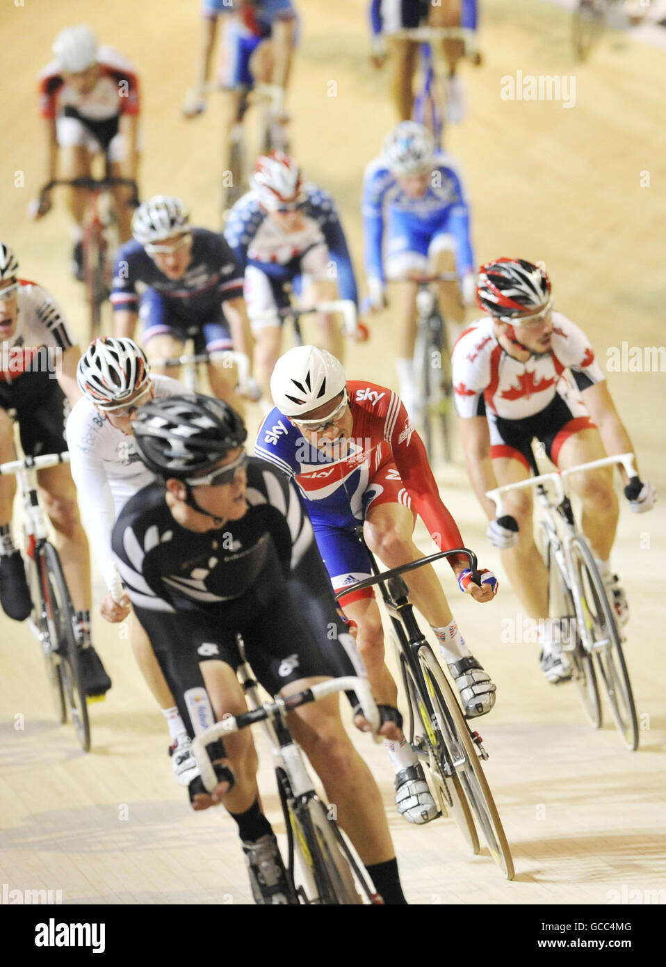 Chris Newton (au centre), en Grande-Bretagne, se déplace vers la cinquième place de la course à pied lors des championnats du monde de cyclisme sur piste au Ballerup Super Arena, Copenhague, Danemark. Banque D'Images