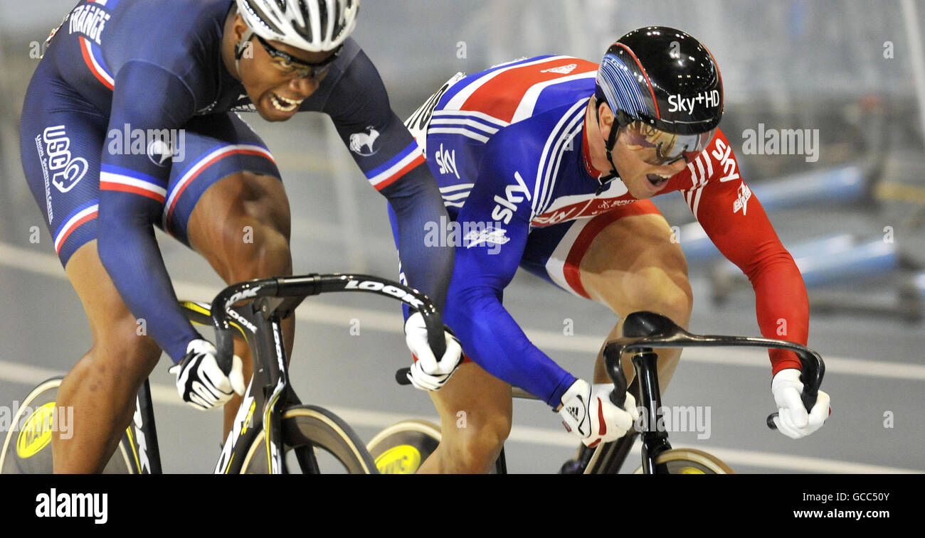 Gregory Bauge (à gauche), en France, s'échauffe de Chris Hoy (à droite), en Grande-Bretagne, lors de la finale du quart de sprint lors des championnats du monde de cyclisme sur piste à la Ballerup Super Arena, Copenhague, Danemark. Banque D'Images