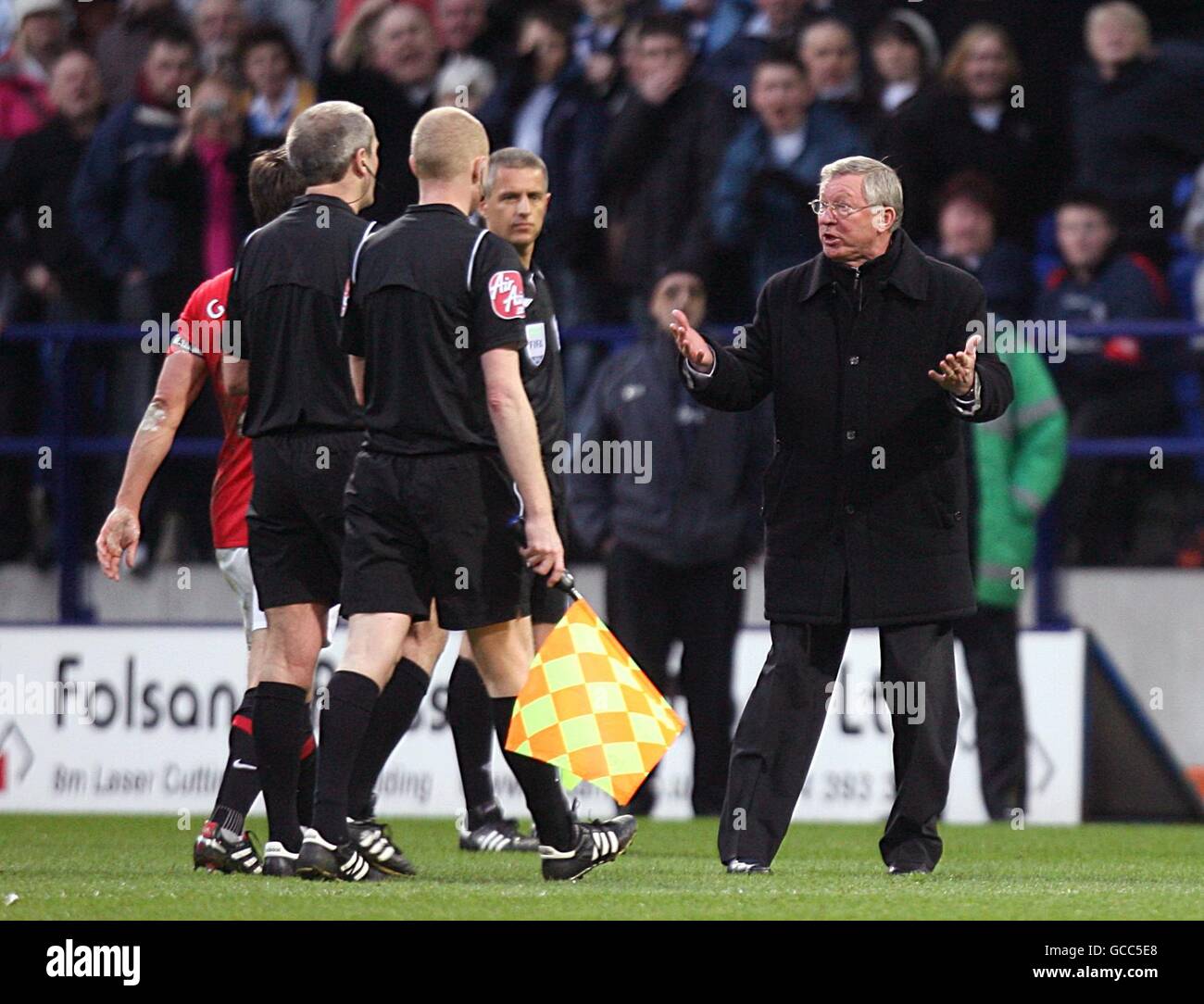 Alex Ferguson, directeur de Manchester United (à droite), se défend avec l'arbitre Martin Atkinson (à l'extrême gauche) à la fin du premier semestre. Banque D'Images