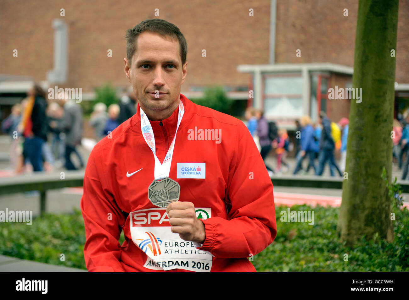 Amsterdam, Pays-Bas. 08 juillet, 2016. Lanceur de javelot tchèque Vitezslav Vesely pose avec la médaille d'argent de l'Athletics Championship à Amsterdam, Pays-Bas, 8 juillet 2016. © Tibor Alfoldi/CTK Photo/Alamy Live News Banque D'Images