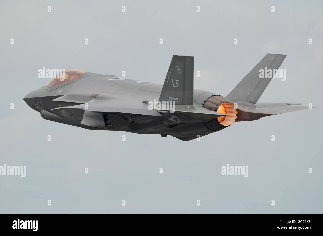 RAF Fairford. Le jour de l'ouverture de trois jours a vu l'Airshow spectacle public officiel débuts de la Lockheed Martin F-35 Lightning II en avion de chasse Banque D'Images