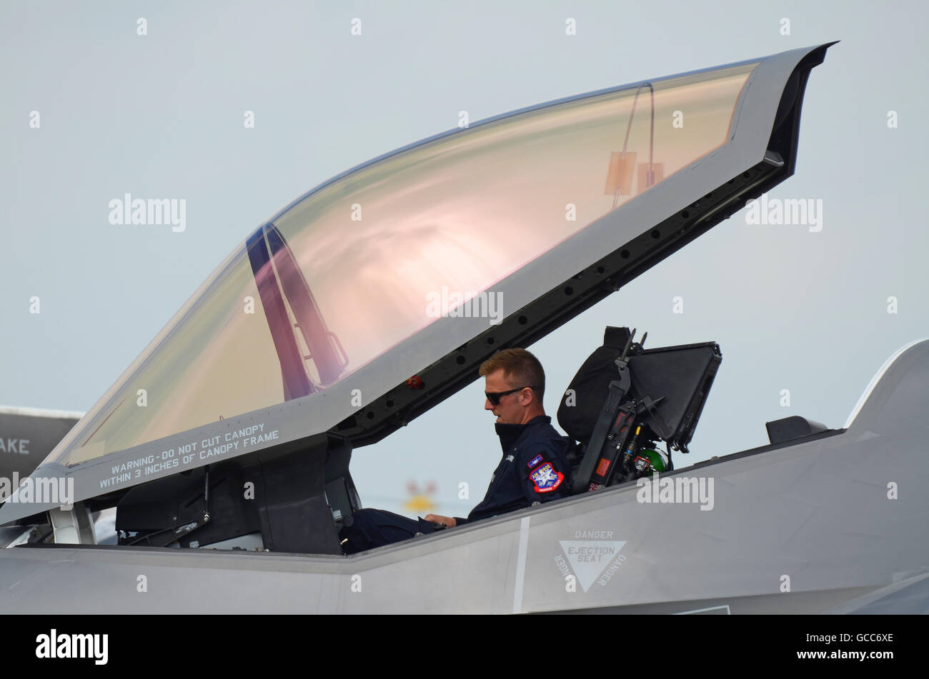 RAF Fairford. Le jour de l'ouverture de trois jours a vu l'Airshow spectacle public officiel débuts de la Lockheed Martin F-35 Lightning II en avion de chasse Banque D'Images