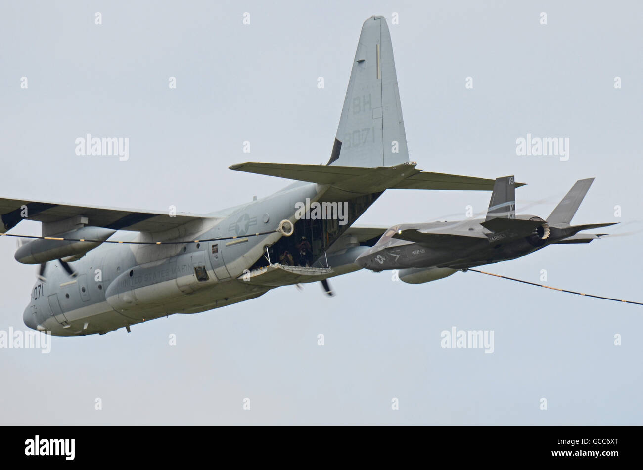 Avion de chasse Lockheed Martin F-35 Lightning II faisant la démonstration de ravitaillement air-air à partir d'un avion de transport C-130 Hercules. Voler au spectacle aérien Banque D'Images