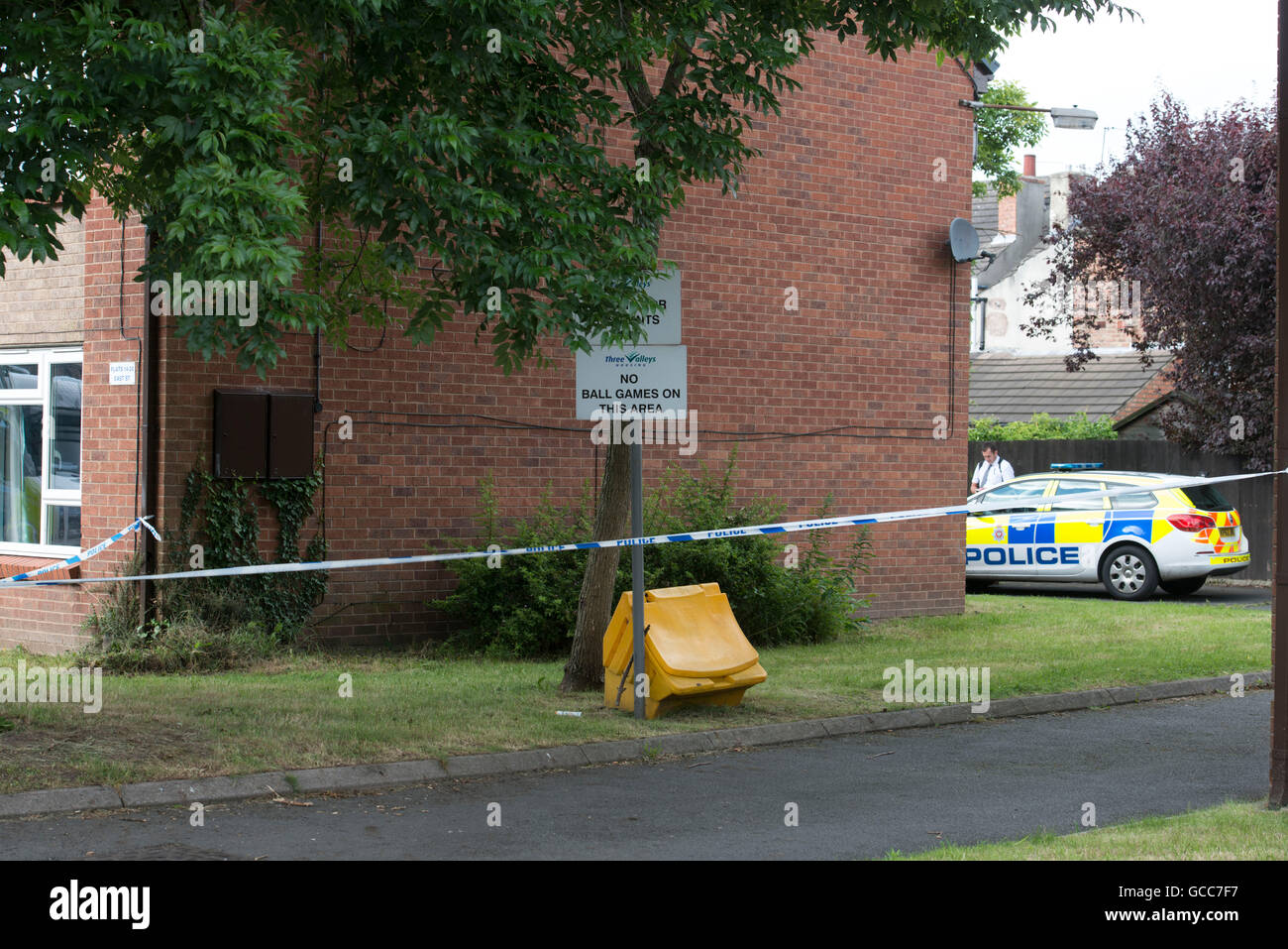 Long Eaton, au Royaume-Uni. 8 juillet, 2016. Une femme a été arrêté, après qu'un corps a été retrouvé, dans un bloc d'appartements sur East Street, Long Eaton, Derby. Credit : Byron Kirk/Alamy Live News Banque D'Images