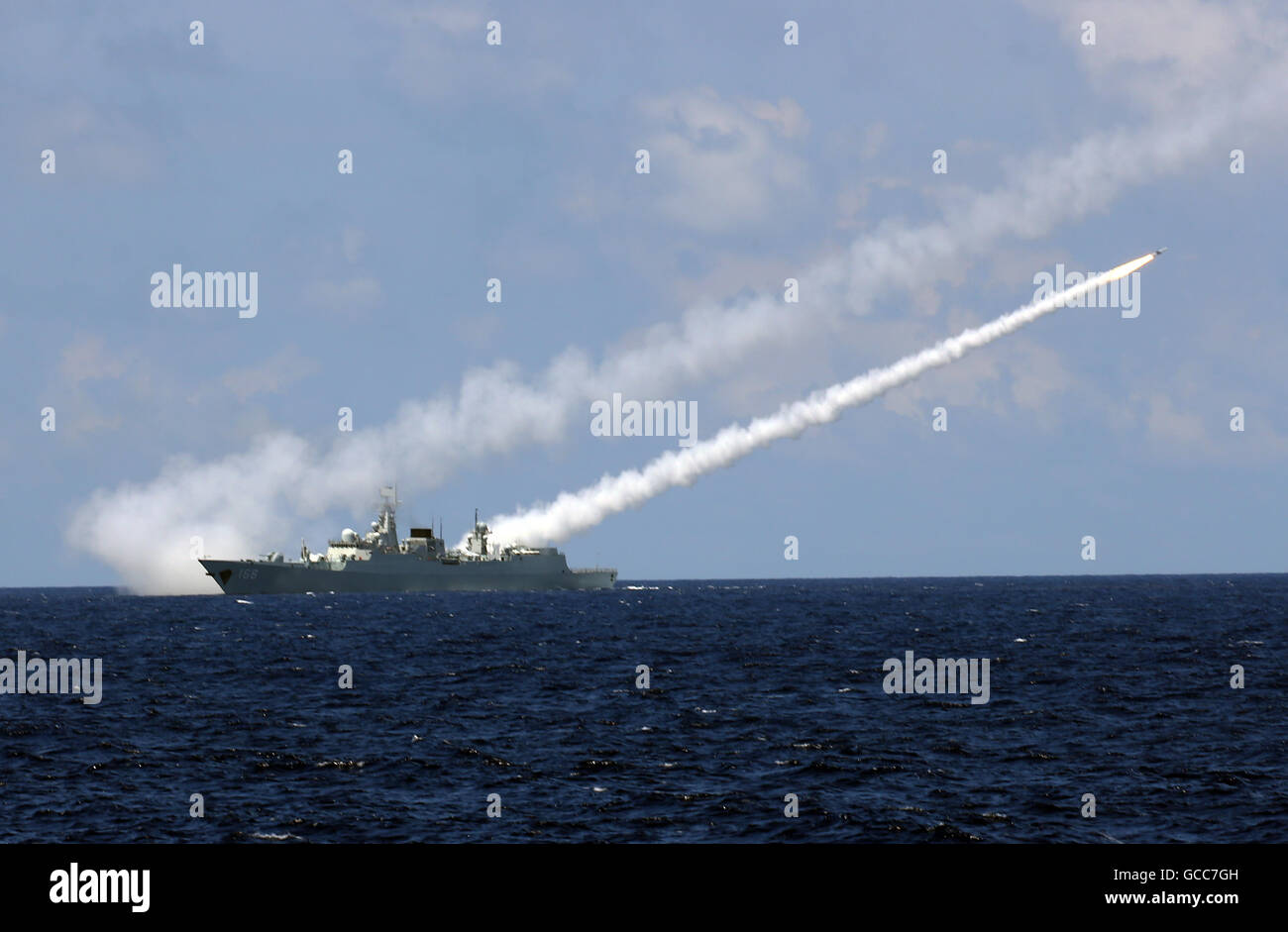 Sanya. 8 juillet, 2016. Destroyer lance-missiles Guangzhou lance un missile de défense aérienne pendant un exercice militaire dans le domaine de l'eau près de l'île de Hainan en Chine du sud et les îles Xisha, Juillet 8, 2016. La Marine Chinoise a mené un combat annuel percer dans le domaine de l'eau près de l'île de Hainan en Chine du sud et les îles Xisha le vendredi. © Zha Chunming/Xinhua/Alamy Live News Banque D'Images