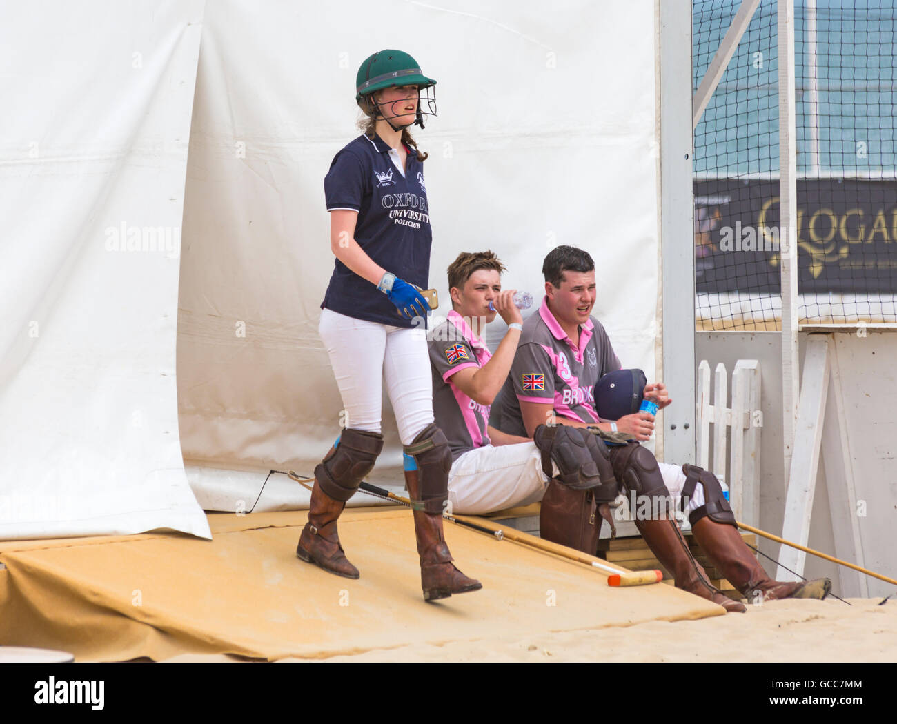 Bancs, Poole, Dorset, UK 8 juillet 2016. Les Britanniques Beach Polo Championships se met en route à la plage de Sandbanks, Poole. Les deux jours de l'événement a lieu le vendredi et samedi, en tant que visiteurs, chef de la plage pour voir l'action sur un jour ensoleillé chaud chaud. Credit : Carolyn Jenkins/Alamy Live News Banque D'Images