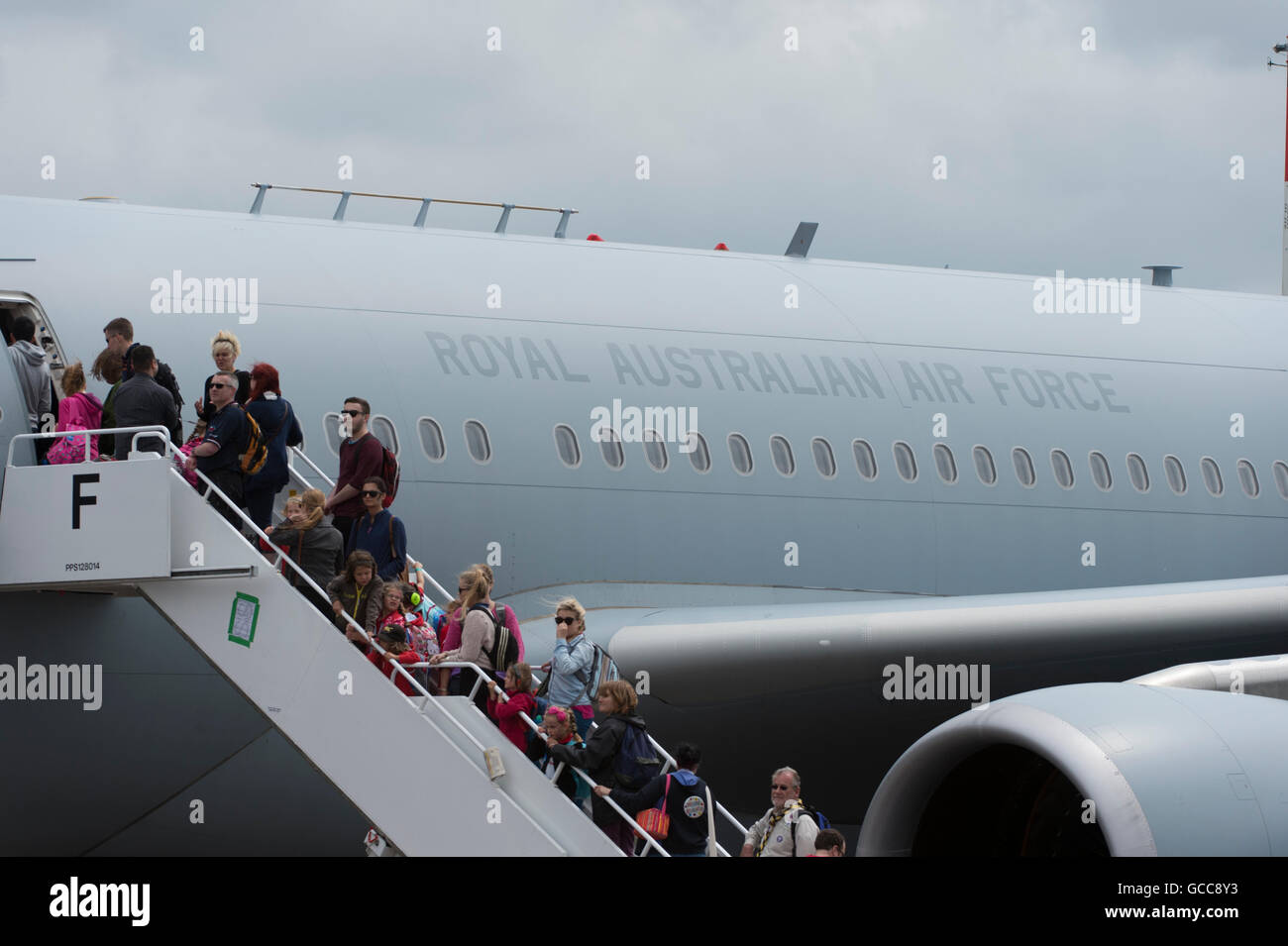 RAF Fairford, Gloucestershire. 8 juillet, 2016. Jour 1 de la Royal International Air Tattoo (RIAT) avec des avions militaires à l'écran provenant de partout dans le monde. Les visiteurs d'attente à bord d'un KC-30A de la Royal Australian Air Force. Credit : aviationimages/Alamy Live News. Banque D'Images