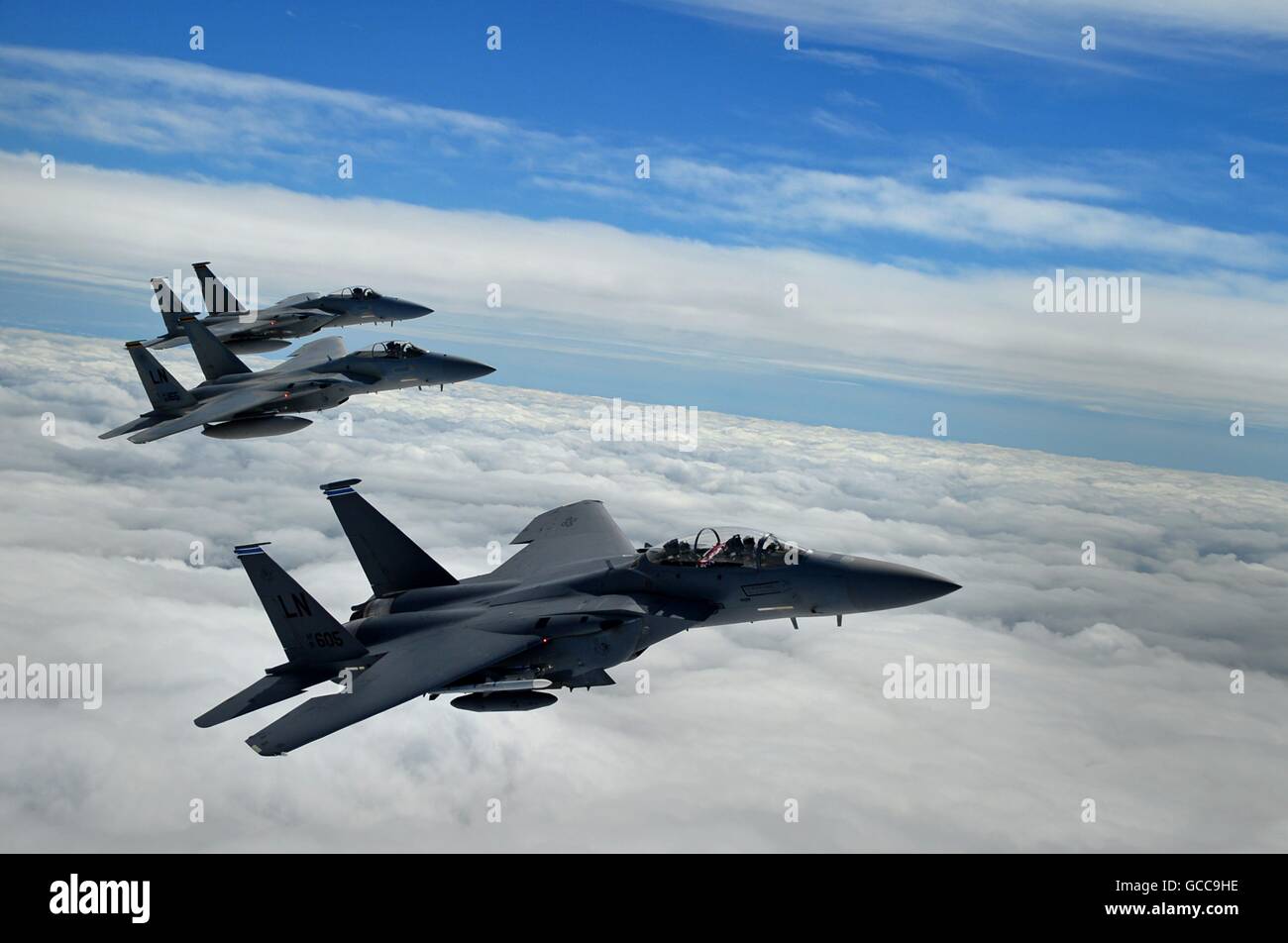 U.S. Air Force F-15C Eagles avions affectés à la 493rd Fighter Squadron, et un F-15E Strike Eagle affecté à la 492e Escadron de chasse lors d'un vol le 7 juillet 2016 plus de Gloucestershire, Angleterre. Les combattants se dirigent vers le Royal International Air Tattoo à Fairford RAF Airshow. Banque D'Images