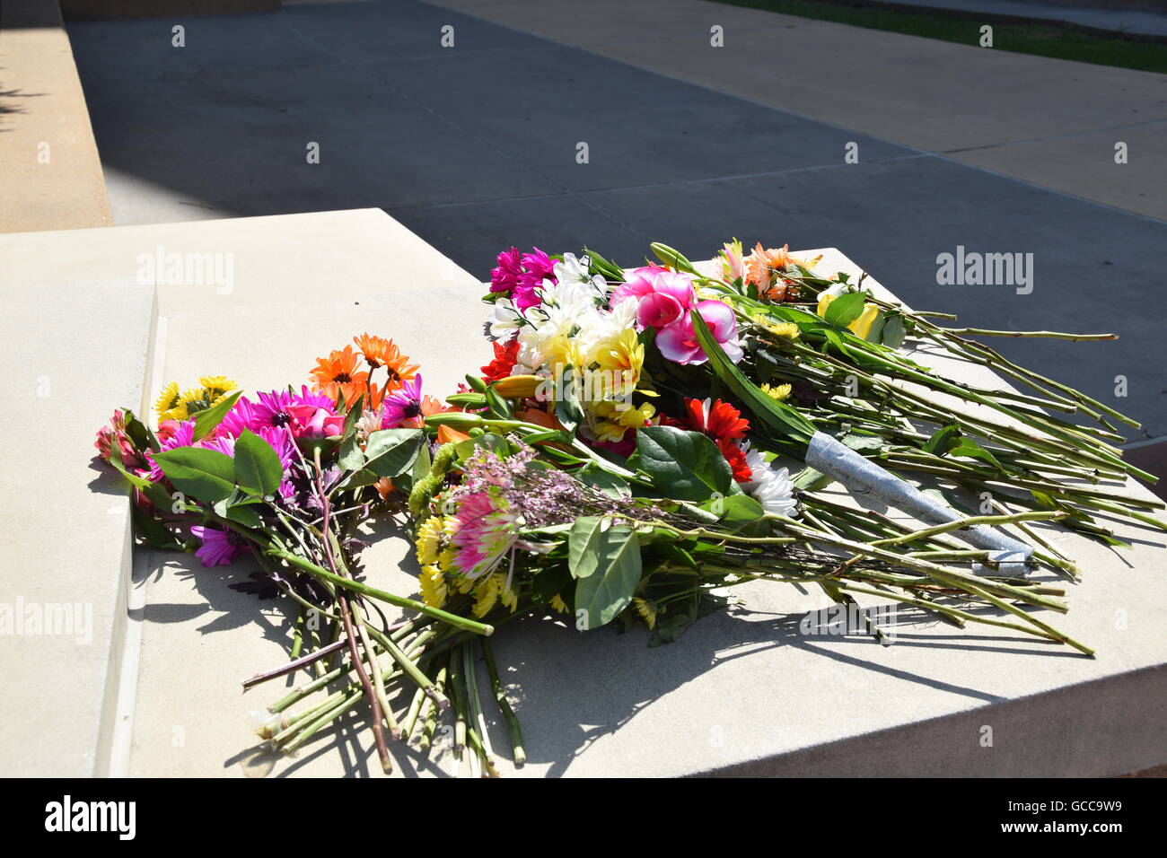 Dallas, Texas, USA. 8 juillet, 2016. Les fleurs sont placées à l'extérieur du siège de la police de Dallas . Credit : Hum Images/Alamy Live News Banque D'Images