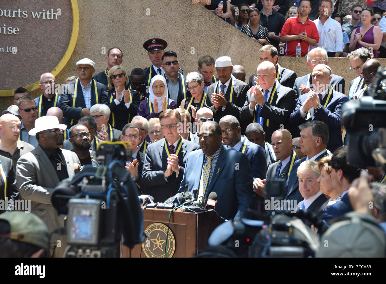 Dallas, Texas, USA. 8 juillet, 2016. Le sénateur de l'état de l'Ouest parle à une Rolls Royce de prière de midi dans le centre-ville de Dallas 8e juillet 2016. . Credit : Hum Images/Alamy Live News Banque D'Images