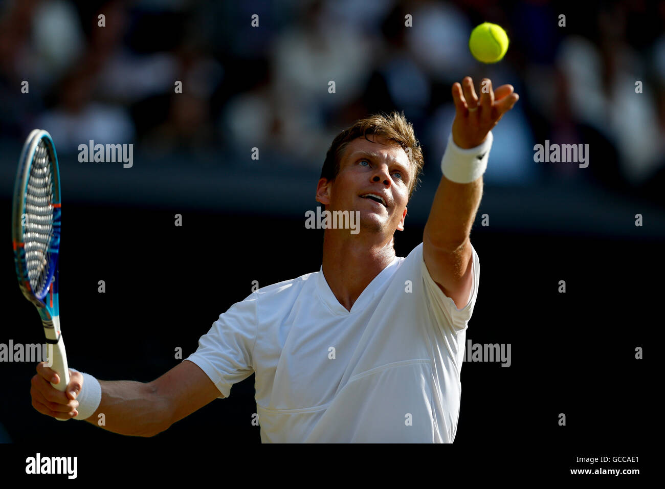 Londres, Grande-Bretagne. 8 juillet, 2016. Tomas Berdych sert de la République tchèque lors de la demi-finale du tournoi avec Andy Murray d'Angleterre le jour 11 aux championnats 2016 de Wimbledon à Londres, la Grande-Bretagne, le 8 juillet 2016. Credit : Ye Pingfan/Xinhua/Alamy Live News Banque D'Images