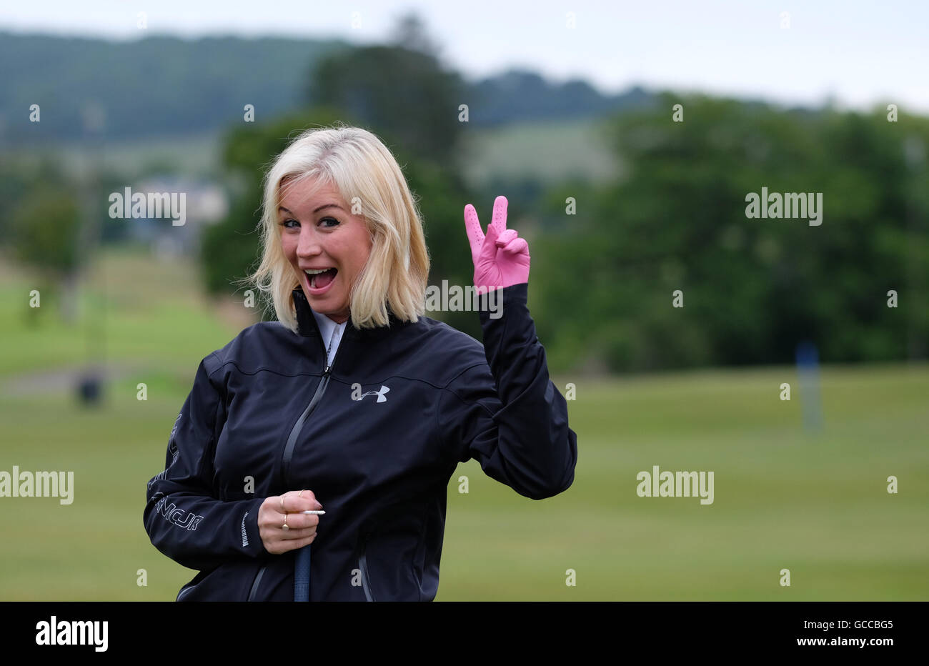 Celtic Manor, Newport, Pays de Galles - Samedi 9 juillet 2016 - La compétition de golf de la coupe des célébrités Denise Van Outen avec une jolie rose glove sur le vert de pratique. Banque D'Images