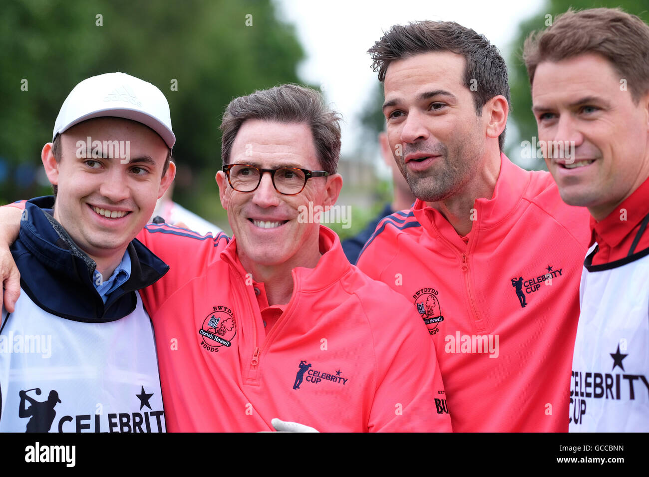 Celtic Manor, Newport, Pays de Galles - Samedi 9 juillet 2016 - La compétition de golf de la coupe des célébrités comédien Rob Brydon et capitaine de l'équipe de Galles avec présentateur Gethin Jones et caddies à la première pièce en t. Photographie Steven Mai / Alamy Live News Banque D'Images