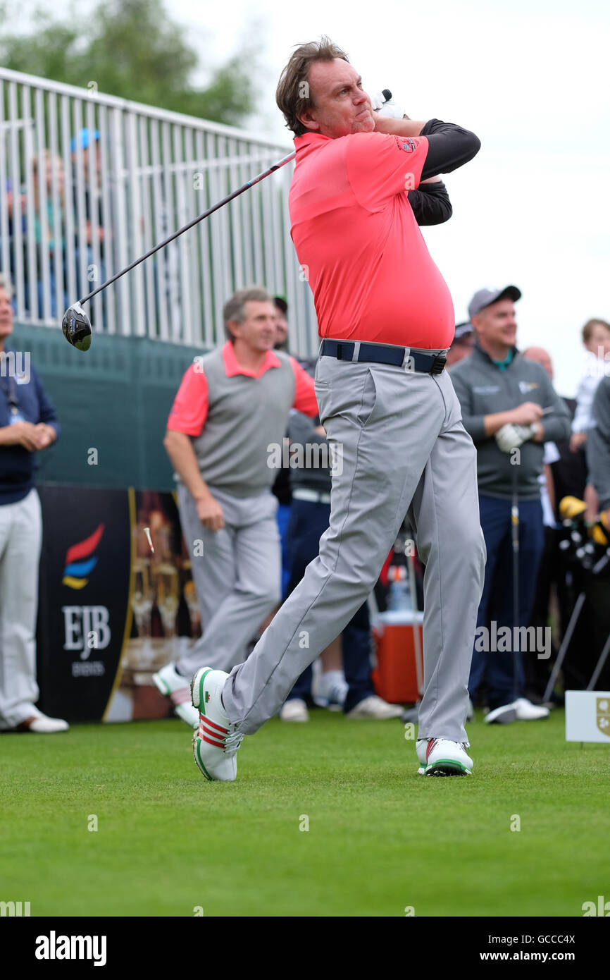 Celtic Manor, Newport, Pays de Galles - Samedi 9 juillet 2016 - La Coupe du célèbre acteur Philip Glenister compétition de golf prend son tir à la première pièce en T, Glenister est membre d'équipe du Pays de Galles. Photographie Steven Mai / Alamy Live News Banque D'Images