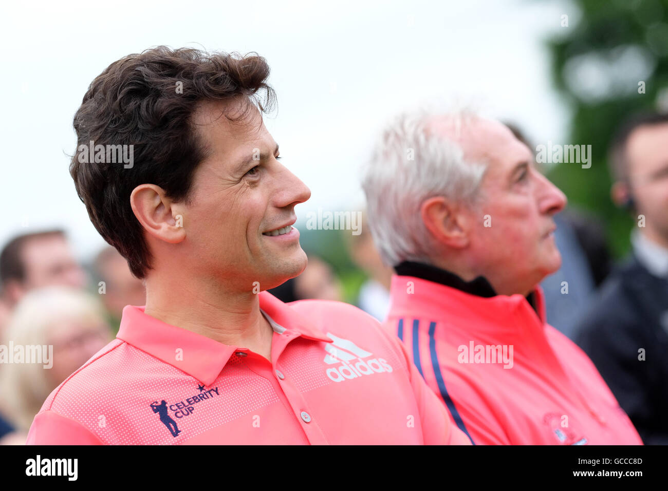 Celtic Manor, Newport, Pays de Galles - Samedi 9 juillet 2016 - La Coupe du célèbre acteur la compétition de golf de Ioan Gruffudd avec Sir Gareth Edwards en arrière-plan les deux membres de l'équipe du Pays de Galles. Photographie Steven Mai / Alamy Live News Banque D'Images