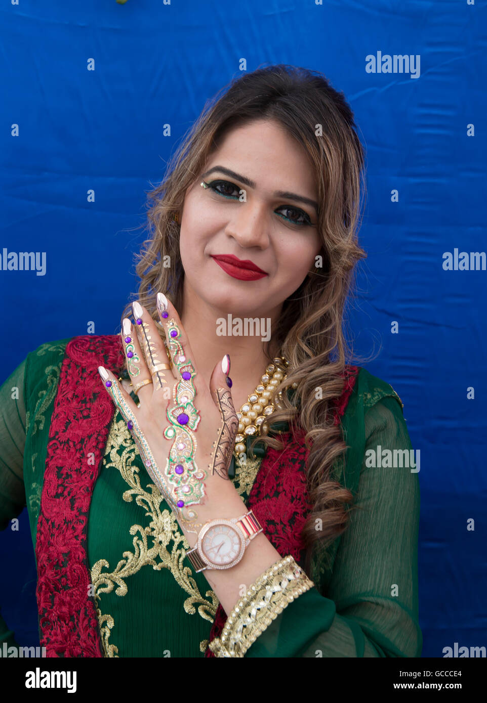 Trafalgar Square, Londres, Royaume-Uni. 09 juillet 2016. Une dame montre ses belles mains aussi paianted au maire de Londres, Sadiq Khan invite tous les Londoniens à Eid Festival à Trafalgar Square pour célébrer la fin du Ramadan © Keith Larby/Alamy Live News Crédit : Keith Larby/Alamy Live News Banque D'Images