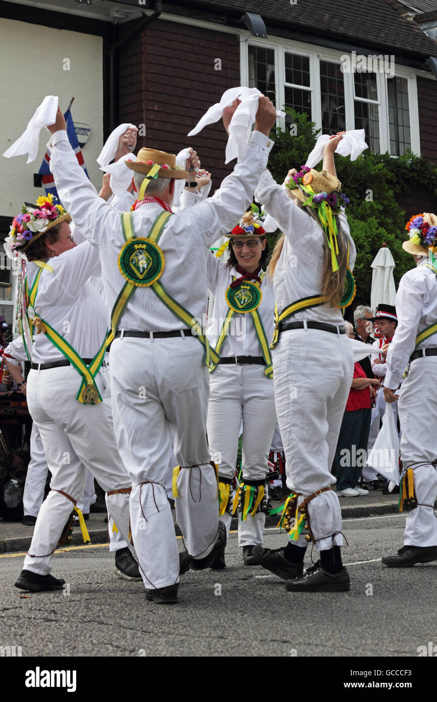 Ewell, Epsom, Surrey, Angleterre, Royaume-Uni. 9 juillet 2016. Le Spring Grove Kingston Morris Men effectuant à la Kermesse du Village Ewell, Surrey, sur le temps bien passé Journée de la danse. Ils ont été rejoints par d'autre danse du Cygne Noir Carshalton et St Mary's Ewell Morris Men de faire l'une des plus grandes expositions de Morris Men. Ils ont commencé à le Green Man pub pour 30 minutes de danser devant l'défilent le long de la rue principale à l'enfermer pour un défi de boisson, puis s'éteint pendant plus de danser. Credit : Julia Gavin UK/Alamy Live News Banque D'Images