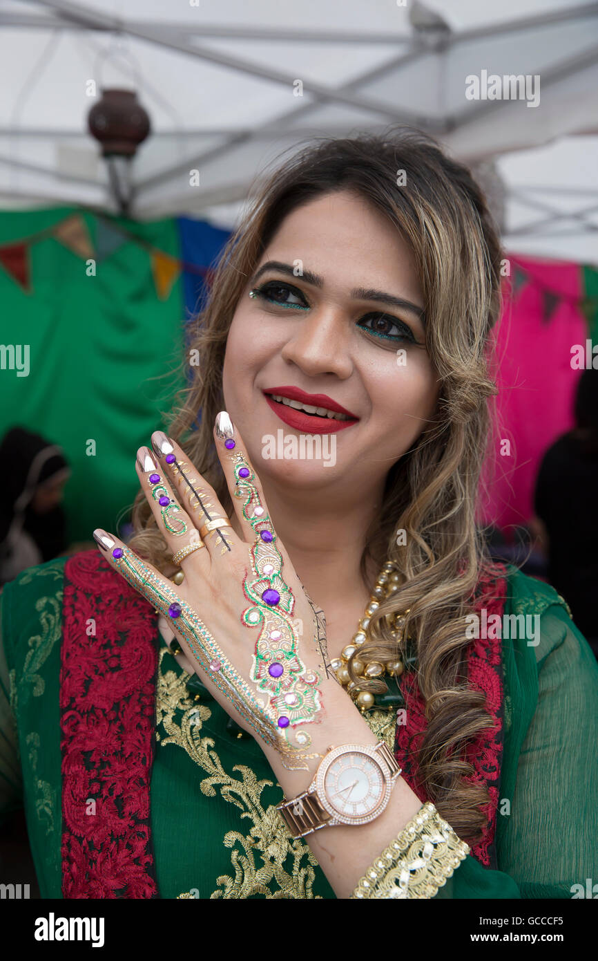 Trafalgar Square, Londres, Royaume-Uni. 09 juillet 2016. Une dame montre ses belles mains aussi paianted au maire de Londres, Sadiq Khan invite tous les Londoniens à Eid Festival à Trafalgar Square pour célébrer la fin du Ramadan © Keith Larby/Alamy Live News Crédit : Keith Larby/Alamy Live News Banque D'Images