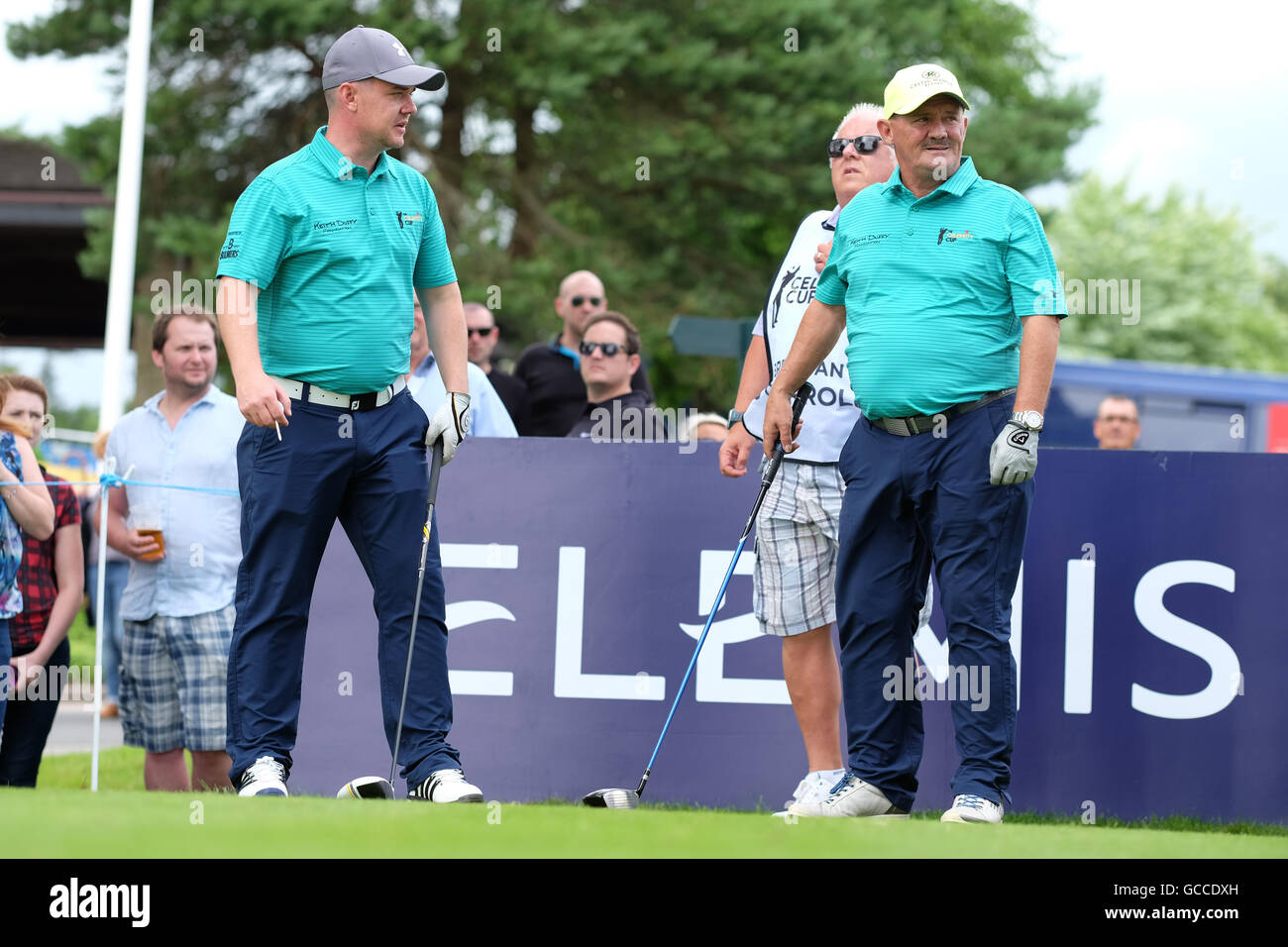 Celtic Manor, Newport, Pays de Galles - Samedi 9 juillet 2016 - La compétition de golf de la coupe des célébrités comédien Brendan O'Carroll ( Mme Brown's Boys ) sur la droite avec son fils l'acteur Danny O'Carroll sur la gauche, à la fois jouer pour l'équipe d'Irlande. Photographie Steven Mai / Alamy Live News Banque D'Images