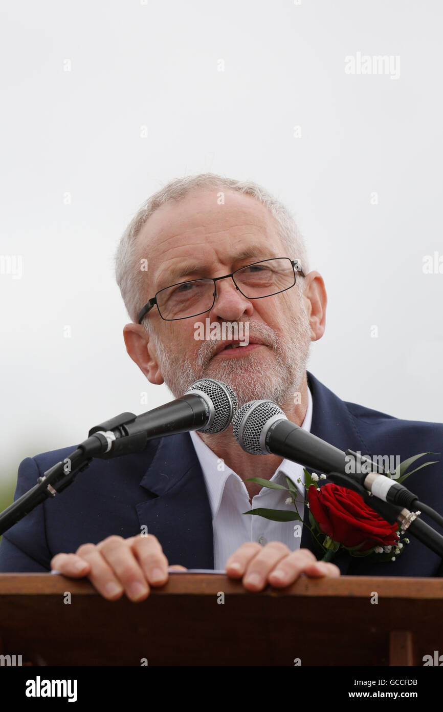 Durham, Royaume-Uni. 09 juillet 2016. Jeremy Corbyn, le chef du parti travailliste, parlant au Gala des mineurs de Durham de Durham, Angleterre. L'événement 2016 était le 132e 'Grande réunion'. Crédit : Stuart Forster/Alamy Live News Banque D'Images