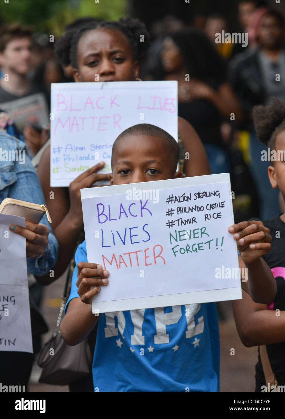 Brixton, Londres, Royaume-Uni. 9 juillet 2016. Black vit Question mars manifestants autour de Brixton avant d'arrêter la circulation en signe de protestation Banque D'Images