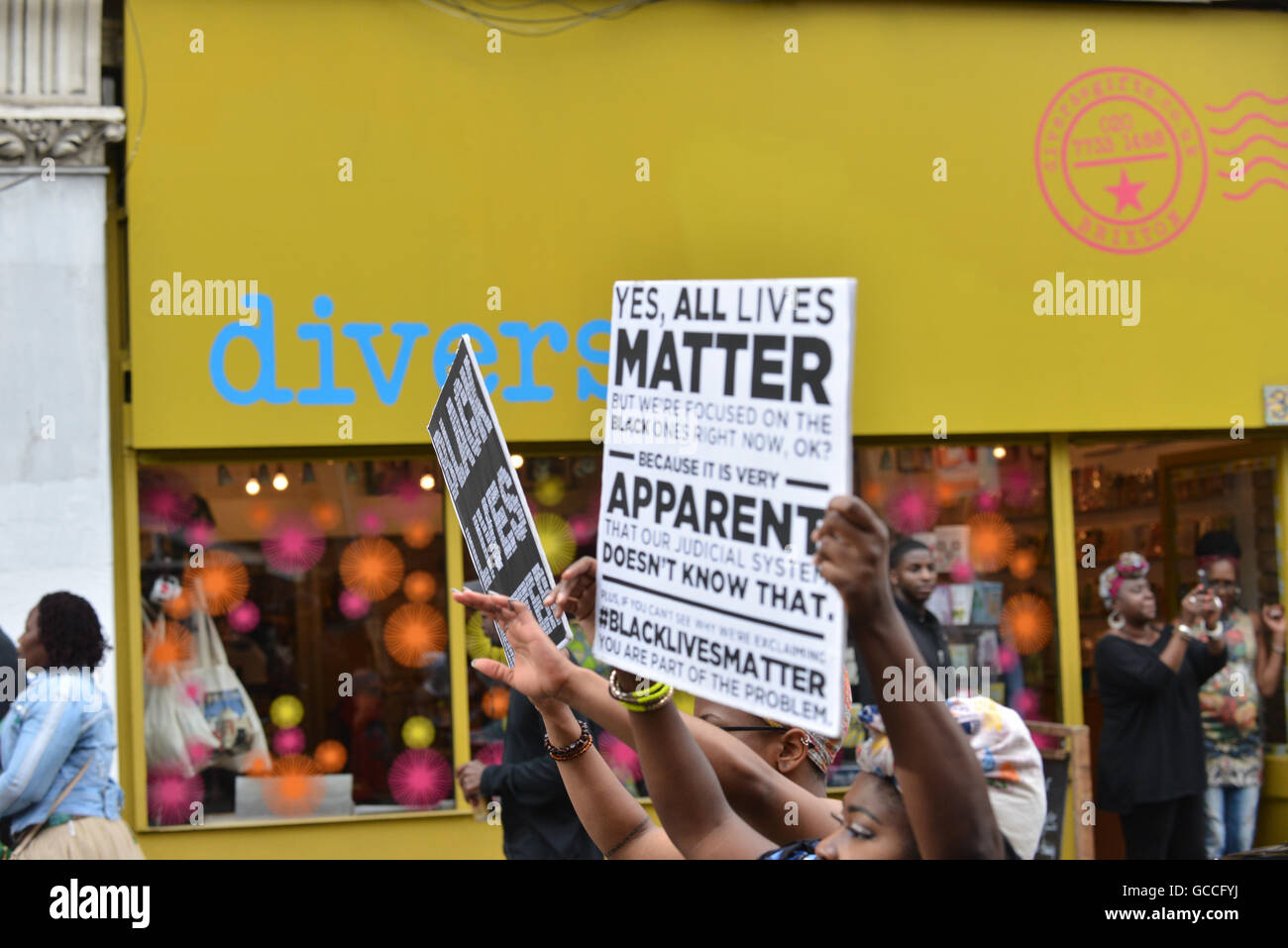 Brixton, Londres, Royaume-Uni. 9 juillet 2016. Black vit Question mars manifestants autour de Brixton avant d'arrêter la circulation en signe de protestation Banque D'Images
