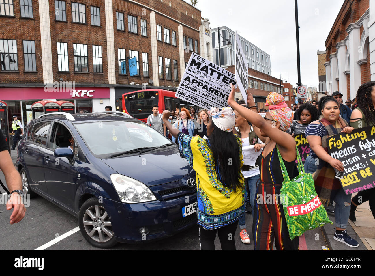 Brixton, Londres, Royaume-Uni. 9 juillet 2016. Black vit Question mars manifestants autour de Brixton avant d'arrêter la circulation en signe de protestation Banque D'Images