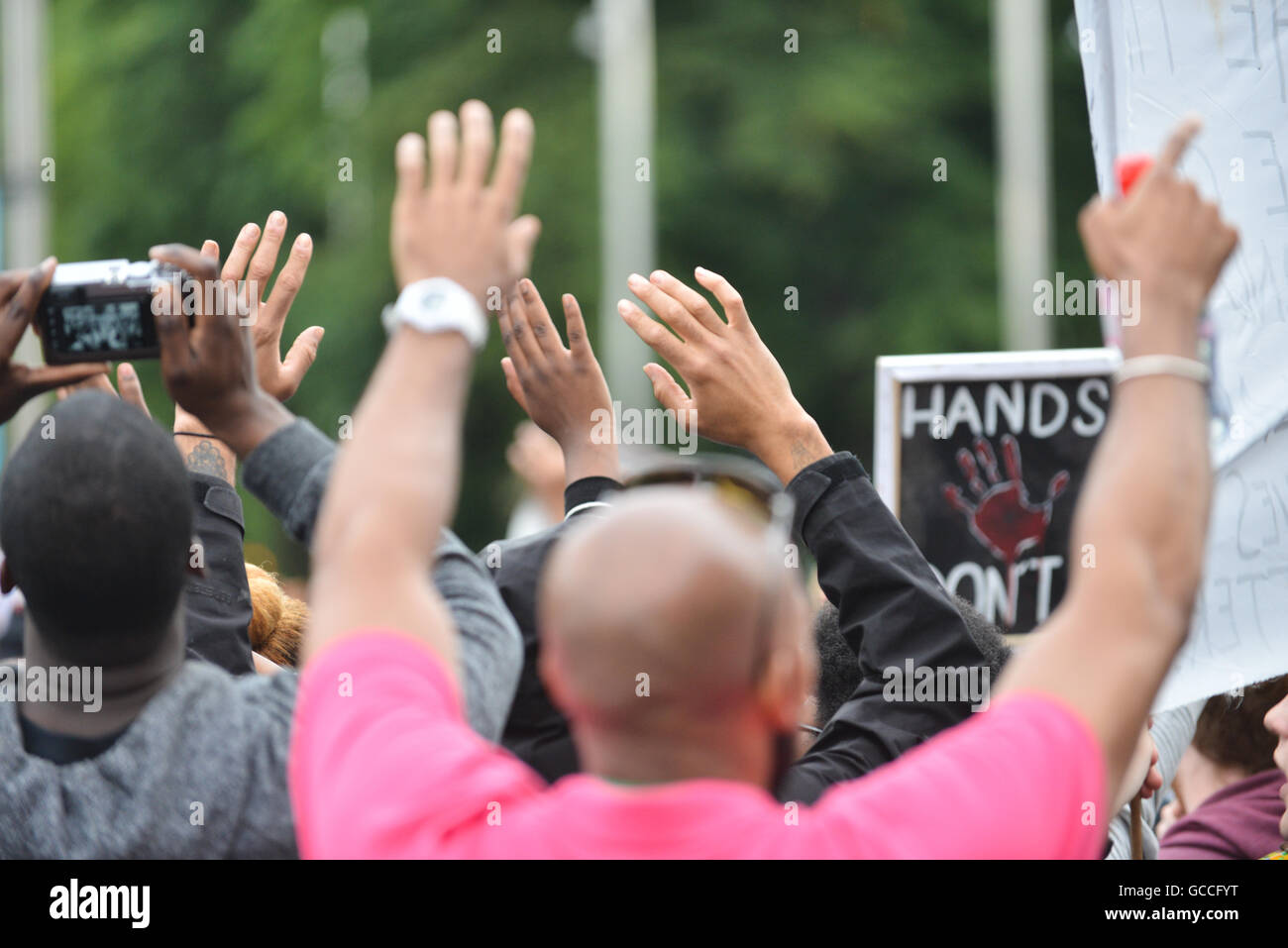 Brixton, Londres, Royaume-Uni. 9 juillet 2016. Black vit Question mars manifestants autour de Brixton avant d'arrêter la circulation en signe de protestation Banque D'Images