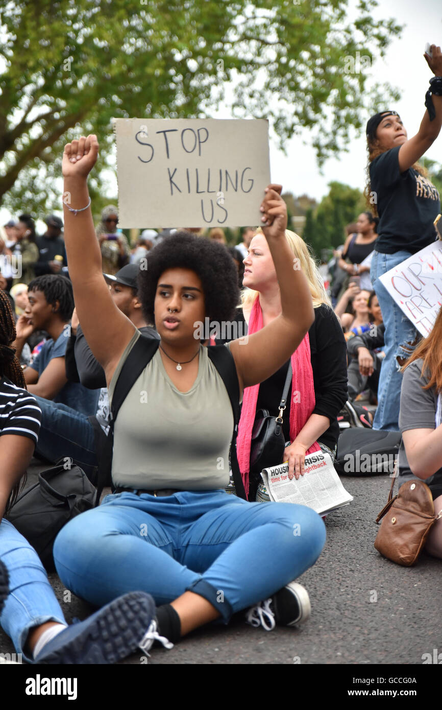 Brixton, Londres, Royaume-Uni. 9 juillet 2016. Black vit Question mars manifestants autour de Brixton avant d'arrêter la circulation en signe de protestation Banque D'Images