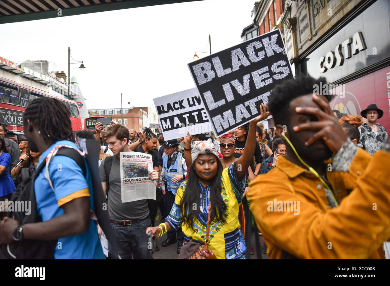 Brixton, Londres, Royaume-Uni. 9 juillet 2016. Black vit Question mars manifestants autour de Brixton avant d'arrêter la circulation en signe de protestation Banque D'Images