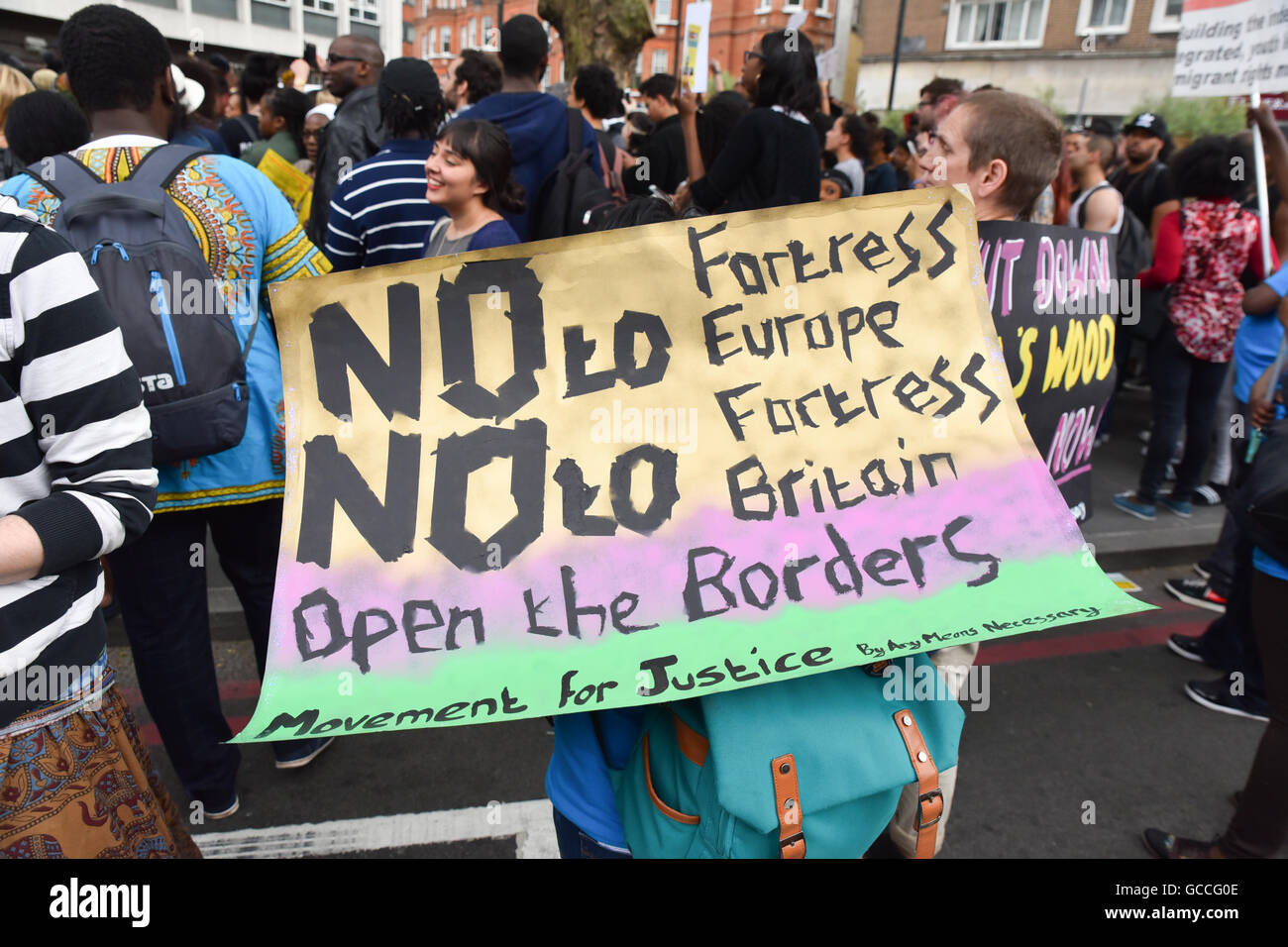 Brixton, Londres, Royaume-Uni. 9 juillet 2016. Black vit Question mars manifestants autour de Brixton avant d'arrêter la circulation en signe de protestation Banque D'Images