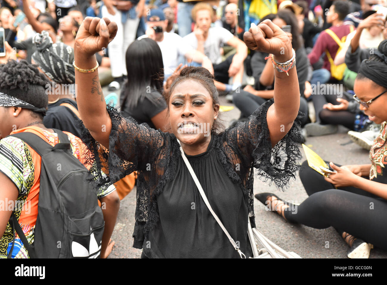 Brixton, Londres, Royaume-Uni. 9 juillet 2016. Black vit Question mars manifestants autour de Brixton avant d'arrêter la circulation en signe de protestation Banque D'Images