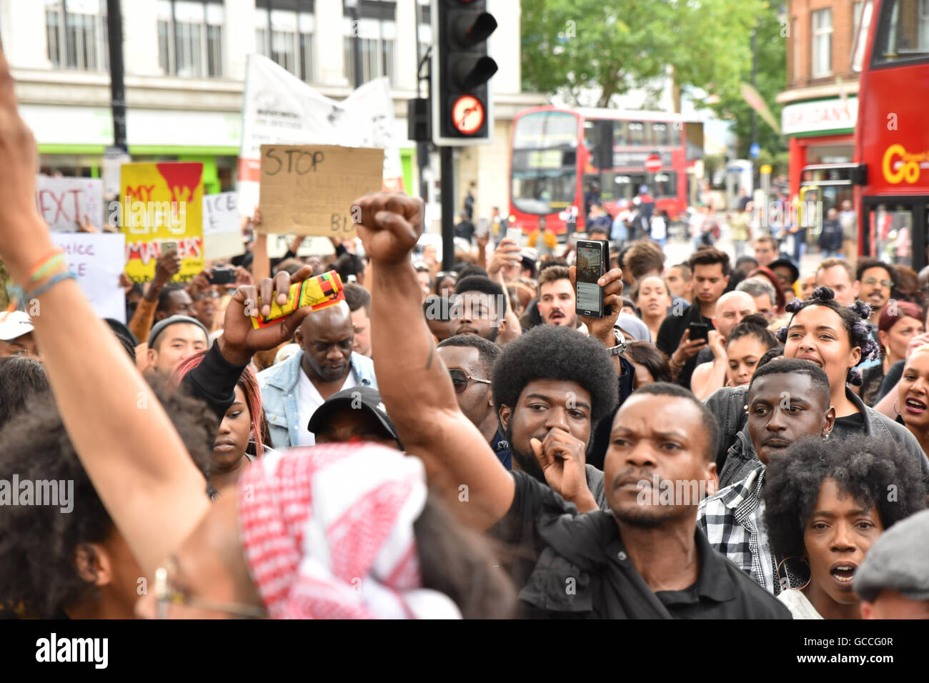Brixton, Londres, Royaume-Uni. 9 juillet 2016. Black vit Question mars manifestants autour de Brixton avant d'arrêter la circulation en signe de protestation Banque D'Images