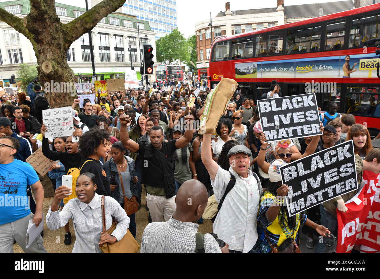 Brixton, Londres, Royaume-Uni. 9 juillet 2016. Black vit Question mars manifestants autour de Brixton avant d'arrêter la circulation en signe de protestation Banque D'Images