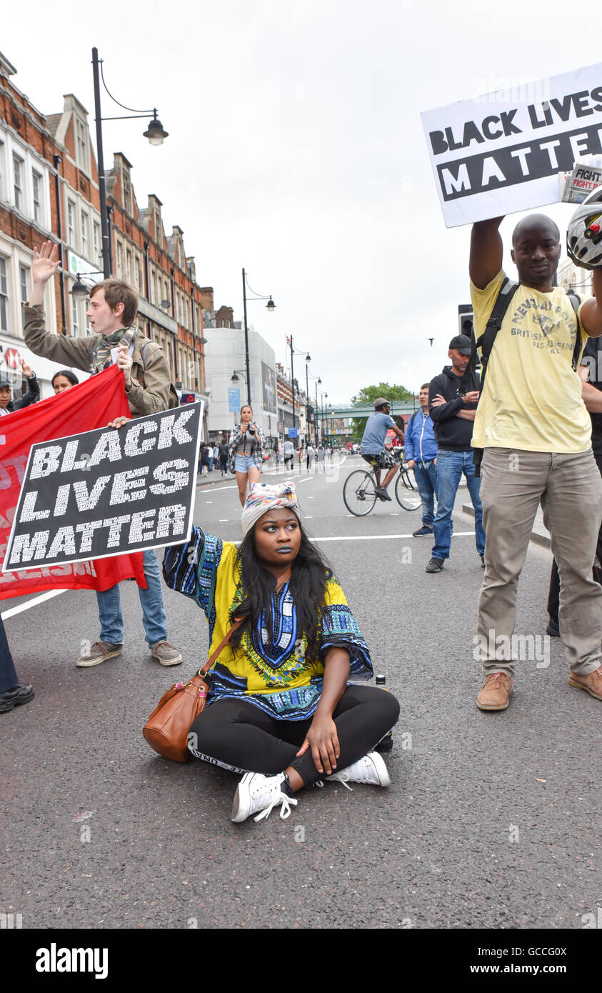 Brixton, Londres, Royaume-Uni. 9 juillet 2016. Black vit Question mars manifestants autour de Brixton avant d'arrêter la circulation en signe de protestation Banque D'Images