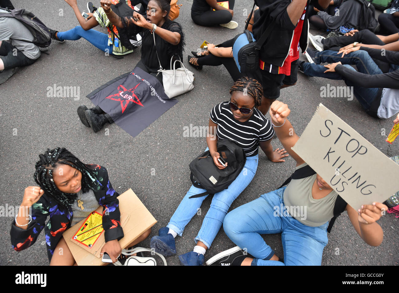 Brixton, Londres, Royaume-Uni. 9 juillet 2016. Black vit Question mars manifestants autour de Brixton avant d'arrêter la circulation en signe de protestation Banque D'Images