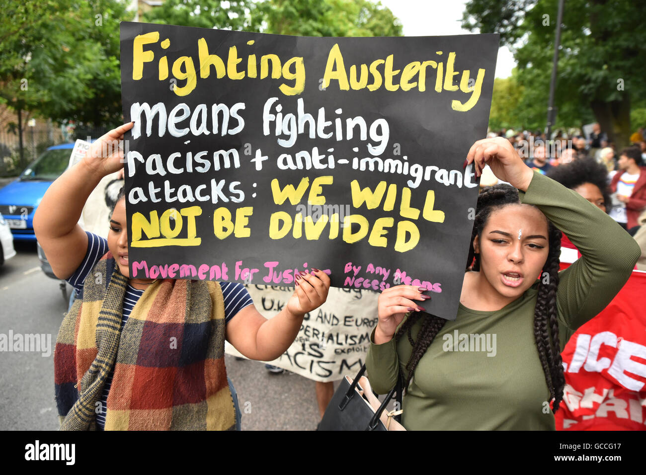 Brixton, Londres, Royaume-Uni. 9 juillet 2016. Black vit Question mars manifestants autour de Brixton avant d'arrêter la circulation en signe de protestation Banque D'Images