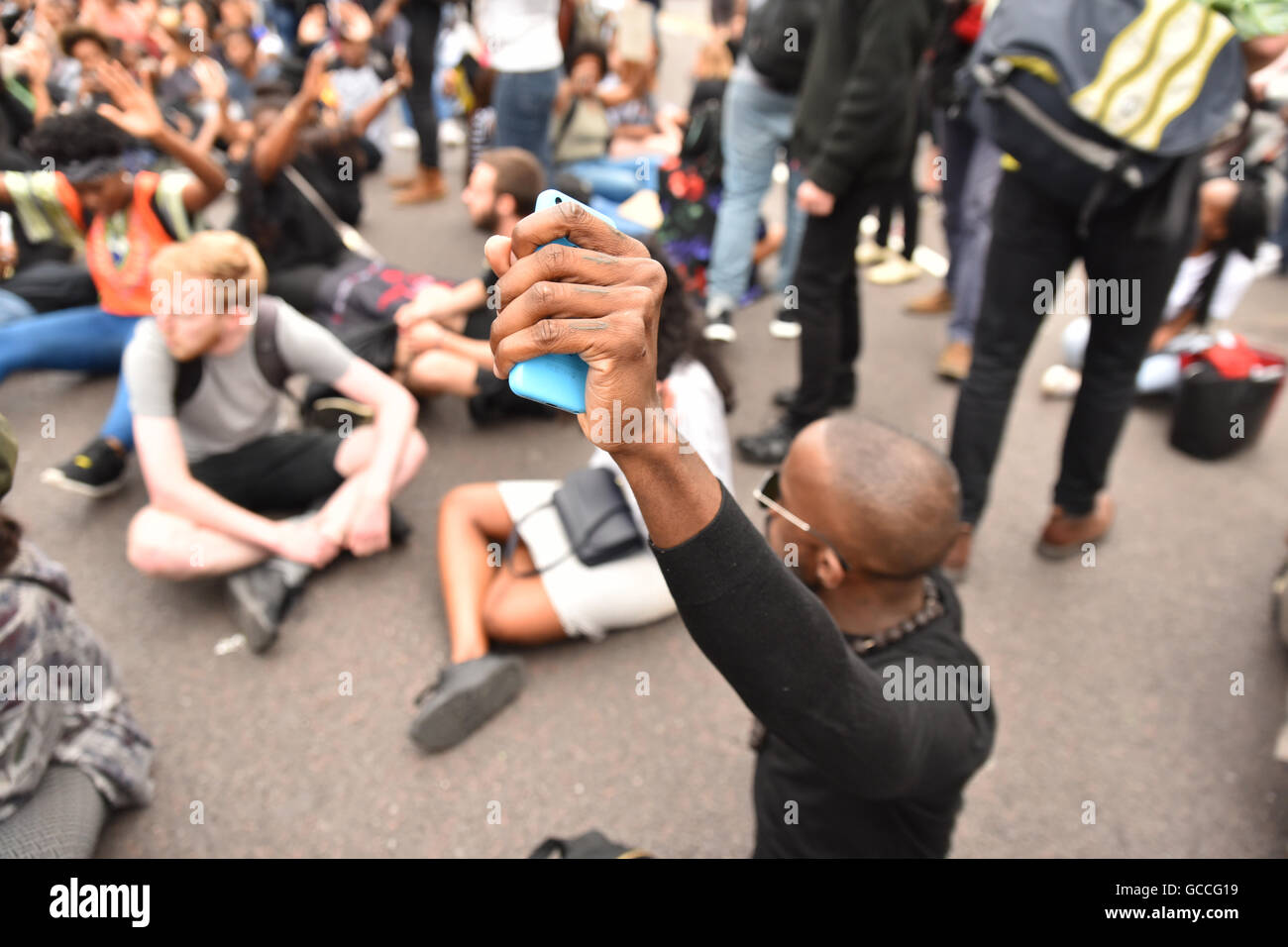 Brixton, Londres, Royaume-Uni. 9 juillet 2016. Black vit Question mars manifestants autour de Brixton avant d'arrêter la circulation en signe de protestation Banque D'Images