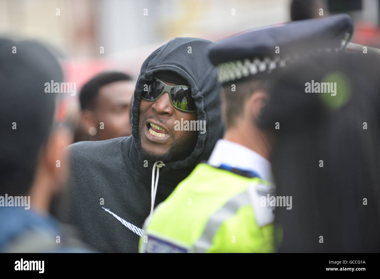 Brixton, Londres, Royaume-Uni. 9 juillet 2016. Black vit Question mars manifestants autour de Brixton avant d'arrêter la circulation en signe de protestation Banque D'Images